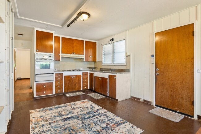 Building Photo - 3 Bed / 1.5 Bath house with carport Parking.