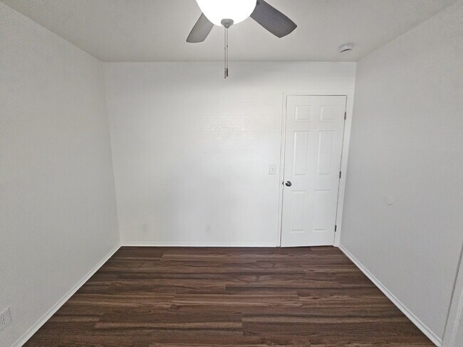 Building Photo - 920 W Perch Ave