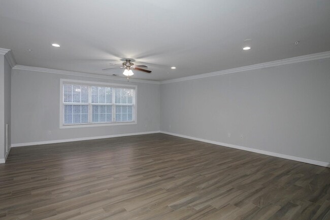 Building Photo - 145 Village Green Dr