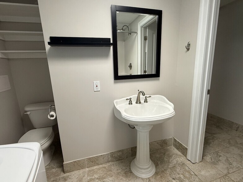 Building Photo - 327 Braehead Dr