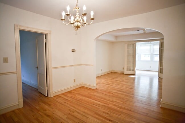 Building Photo - Beautiful condo with sunroom and hardwood floors - Short term lease only!