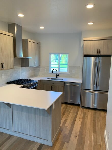 Building Photo - Carlsbad Crossing Townhomes - Attached Garage!