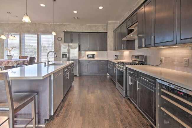 Building Photo - 2107 Stuart St