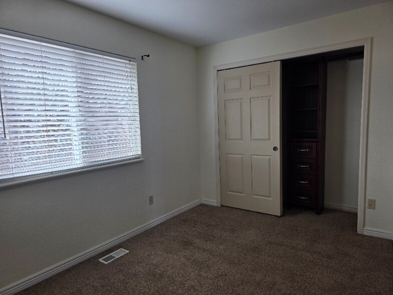 Building Photo - 2844 Lexington Ln