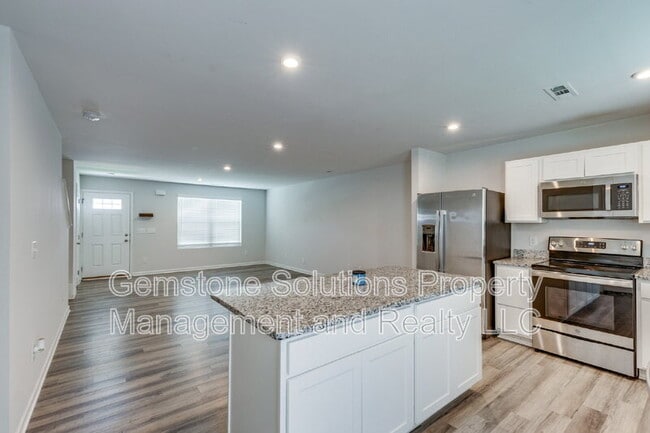 Building Photo - 2057 Westchester Dr