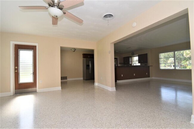 Building Photo - 6611 Colonial Dr