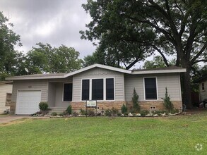 Building Photo - Beautiful Cottage newly remodel!! LOVE thi...