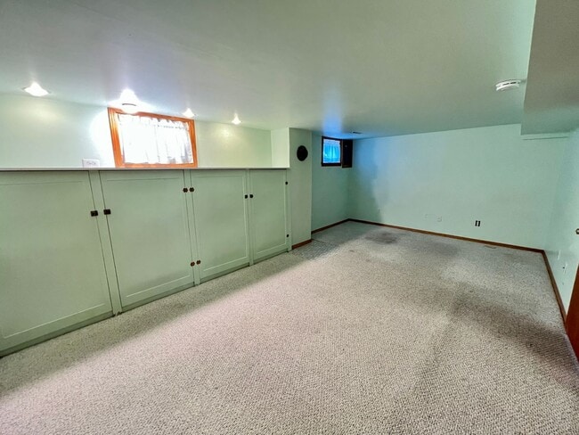 Building Photo - 3 bed 3 bath available!