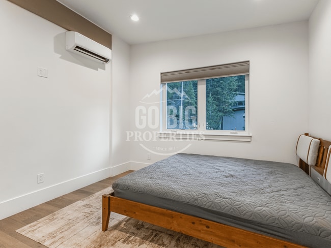 Building Photo - Luxury 5 Bedroom Single Family Home