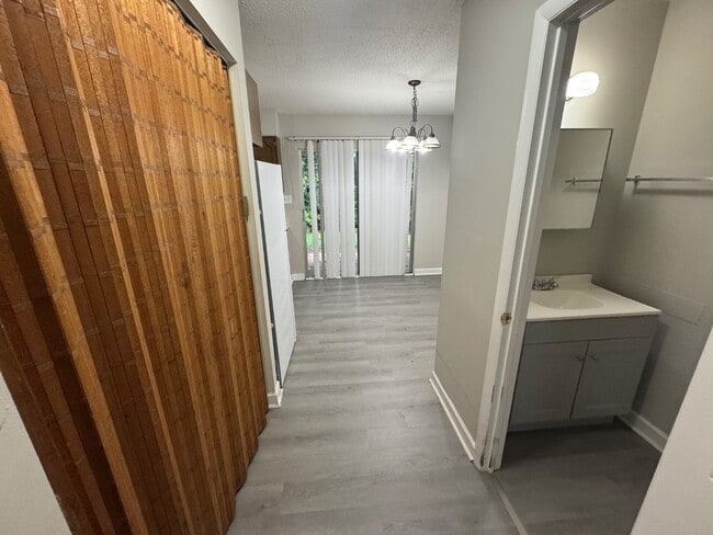 Building Photo - 802 British Wood Dr SW