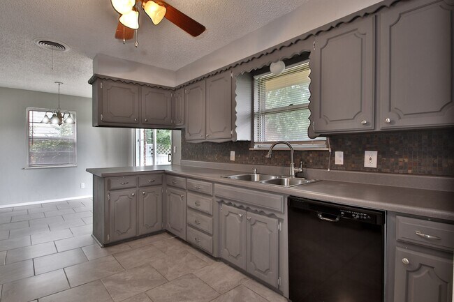 Building Photo - Large 3 bed/2 bath with BONUS ROOM in Yukon!