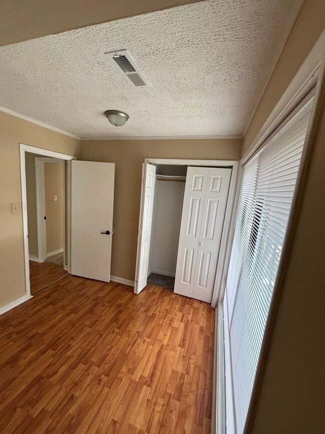 Building Photo - New Listing - Don't Miss Out!