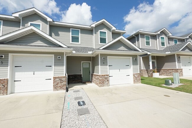 Building Photo - Newer Townhome Conveniently Located Near E...
