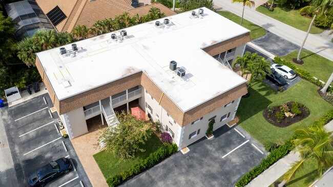 Building Photo - ** OLDE NAPLES ** 2 BED / 1 BATH - CONDO -...