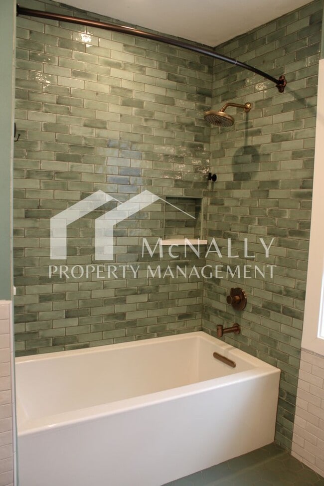 Building Photo - 5 Bedroom, 4 Bathroom Historic Tacoma Home