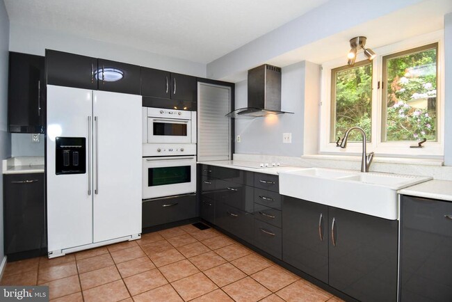 Building Photo - 2062 Farragut Dr