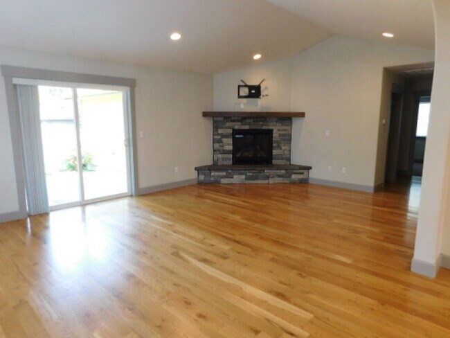 Building Photo - 3Bd/2Ba Single Story Home - Available Soon!