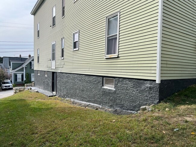 Building Photo - 471 Central St