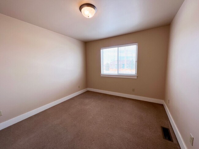 Building Photo - 3-Bedroom Townhome with Double Garage & Private Fenced Yard