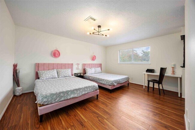 Building Photo - 5511 Green Timbers Dr