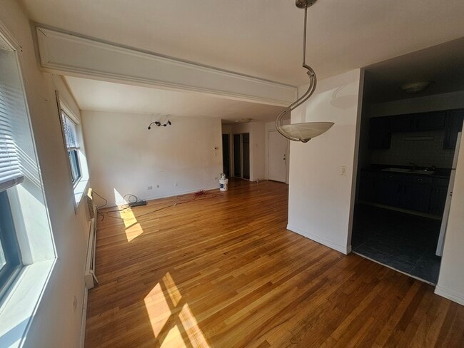 Building Photo - 1600 W Greenleaf Ave