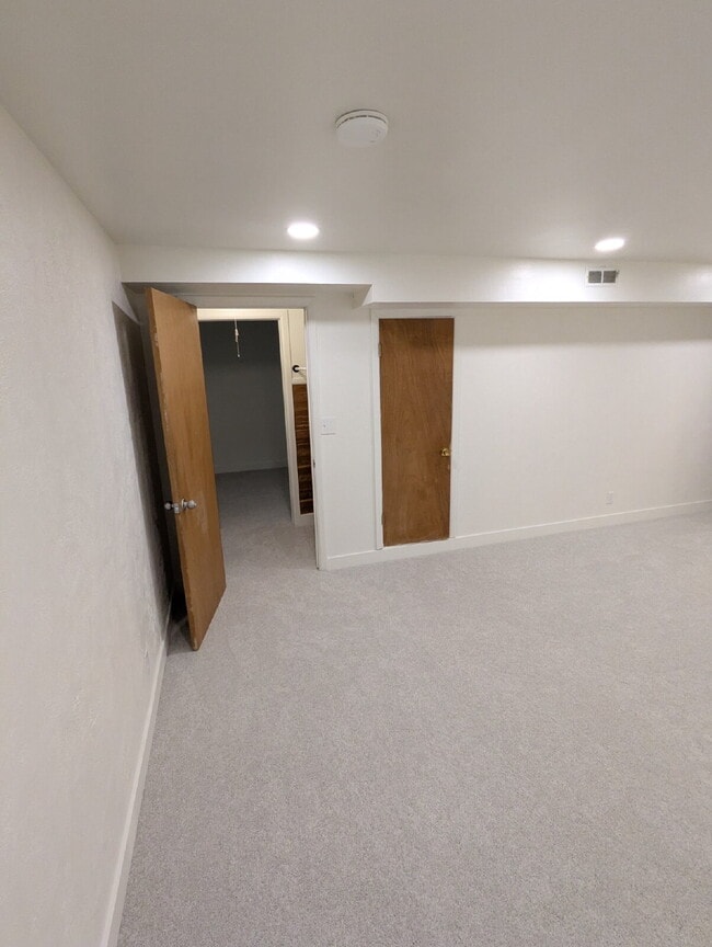 Building Photo - 7070 Beacon Way