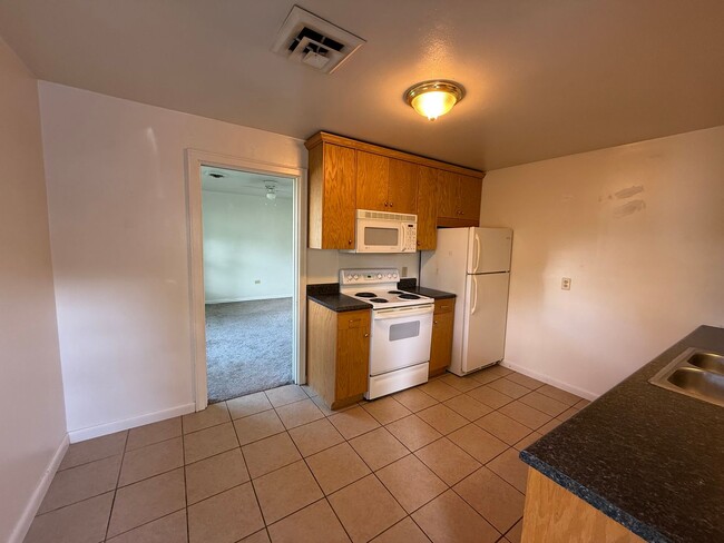 Building Photo - Pet Friendly! Central Air!