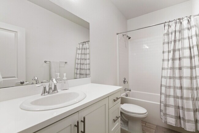Building Photo - 2460 Solara Ln