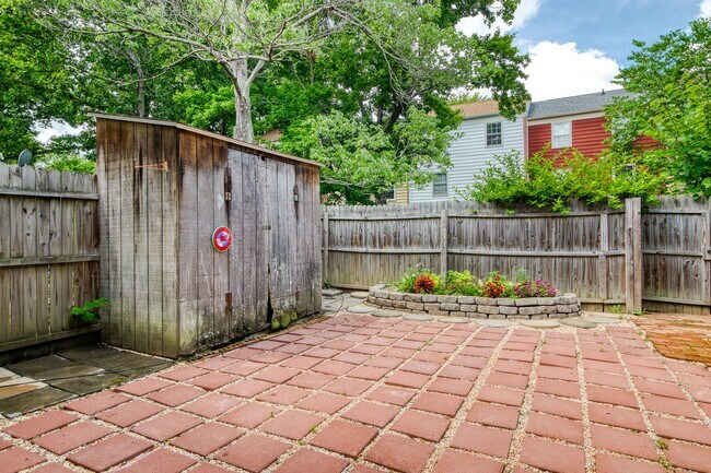 Building Photo - 3 Bed/2 1/2 Bath Pool Pet Friendly Bus line Parking