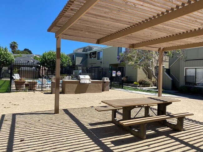 Building Photo - Light and Bright Monterey Condo!