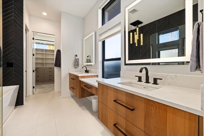 Building Photo - Waterfront End-Unit | 3 Bed | 3 Bath | 2,189 Sq. Ft. | Gated Community | Luxury Lake Living