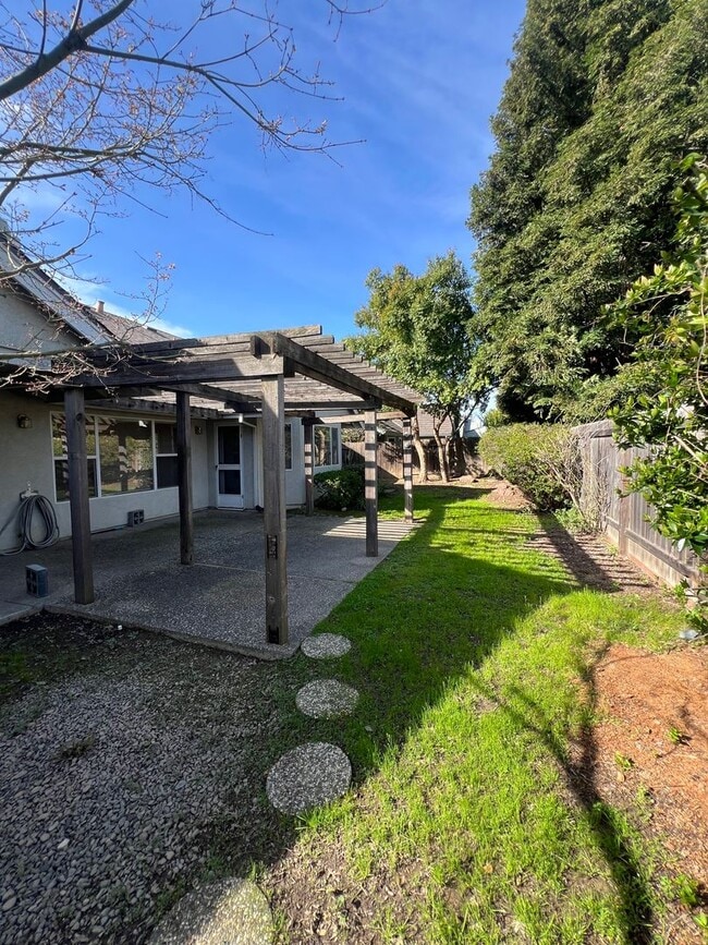 Building Photo - COMPLETELY REMODELED 3 BEDROOM HOUSE IN W. ROSEVILLE!!