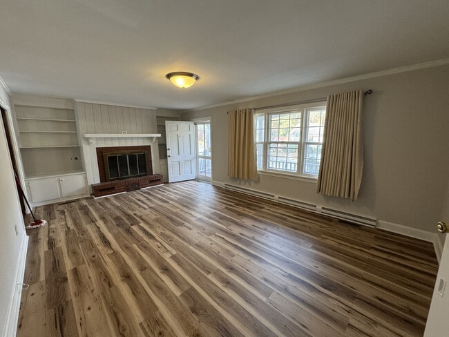 Building Photo - 408 E Simmons Ave