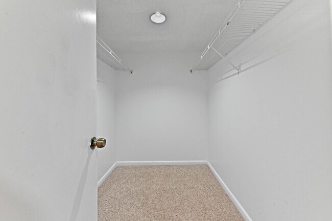 Building Photo - 1606 Shaker Cir