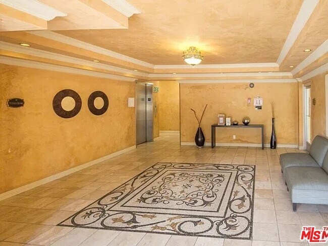 Building Photo - 1154 S Barrington Ave