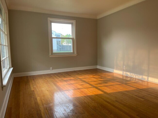 Building Photo - 5025 Henry St