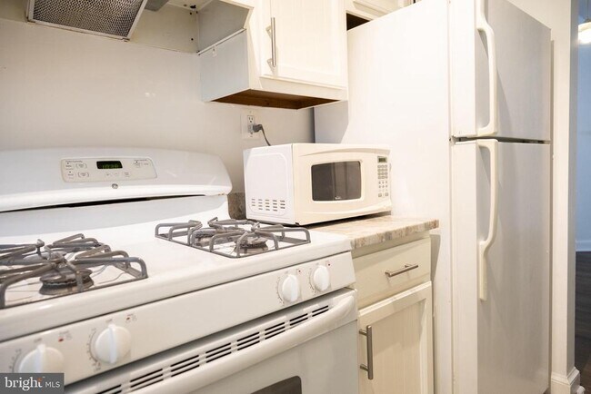 Building Photo - 3815 Davis Pl NW