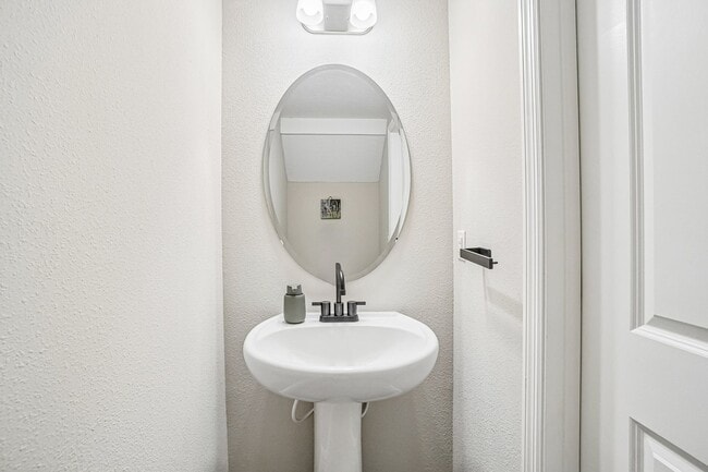 Building Photo - Heritage Oaks gated community 3/2.5/2 Townhome
