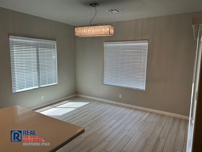 Building Photo - 4 Bedroom near Crimson Cliffs