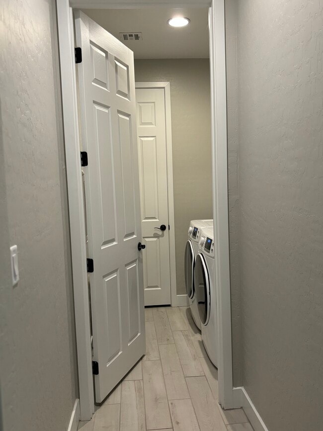 Building Photo - 104 Barton Bay Ave