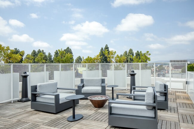 Building Photo - 700 N Spaulding Ave