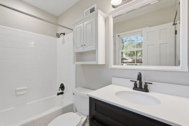 Building Photo - Ranch Home on Wilmington Island For Lease!