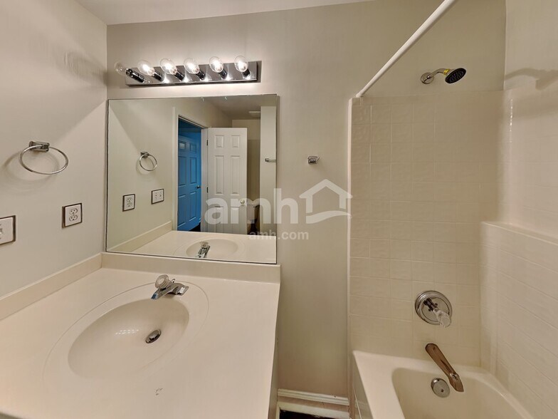 Building Photo - 16202 Grafham Cir