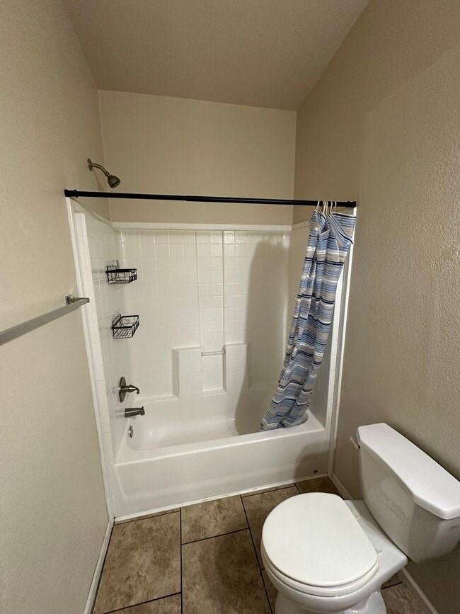 Building Photo - 3 Bed 2 Bath Duplex