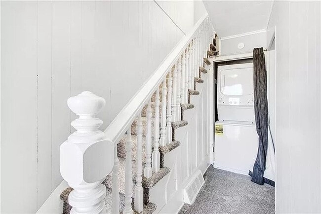 Building Photo - 2 bed 1 bath - newly updated top to bottom...