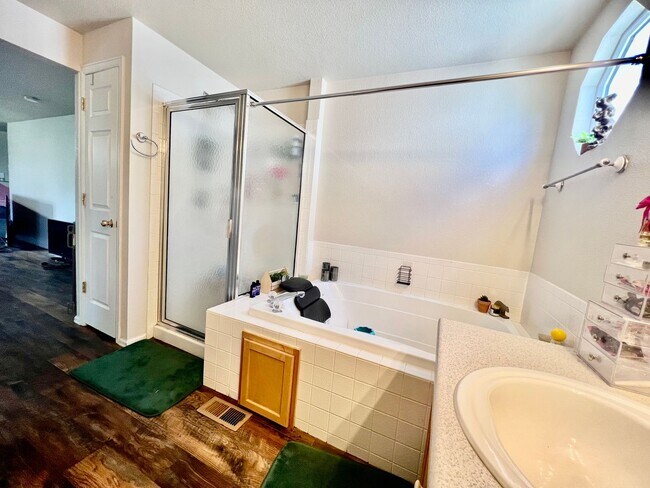 Building Photo - Beautifully Updated Home In Desirable Hend...