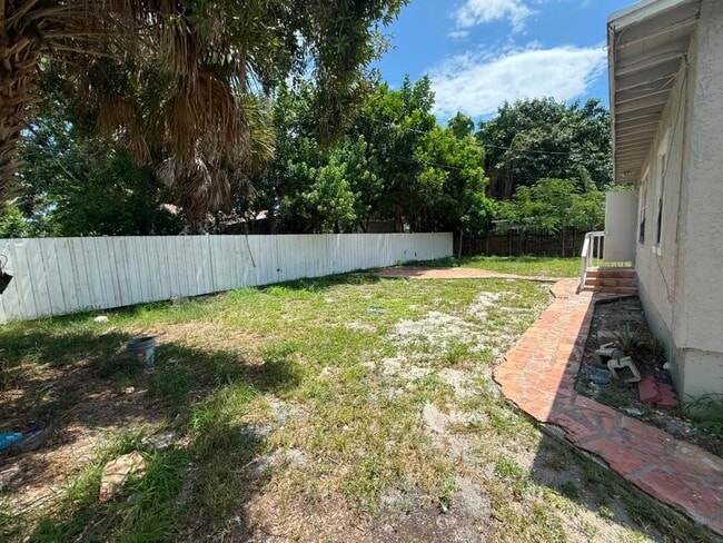 Building Photo - 933 30th Ct