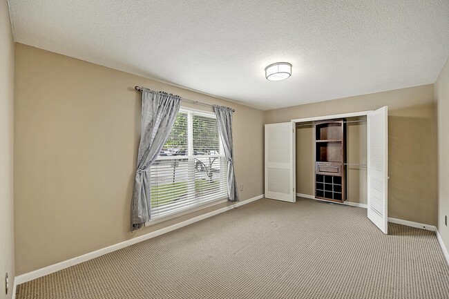 Building Photo - 867 Colony Dr