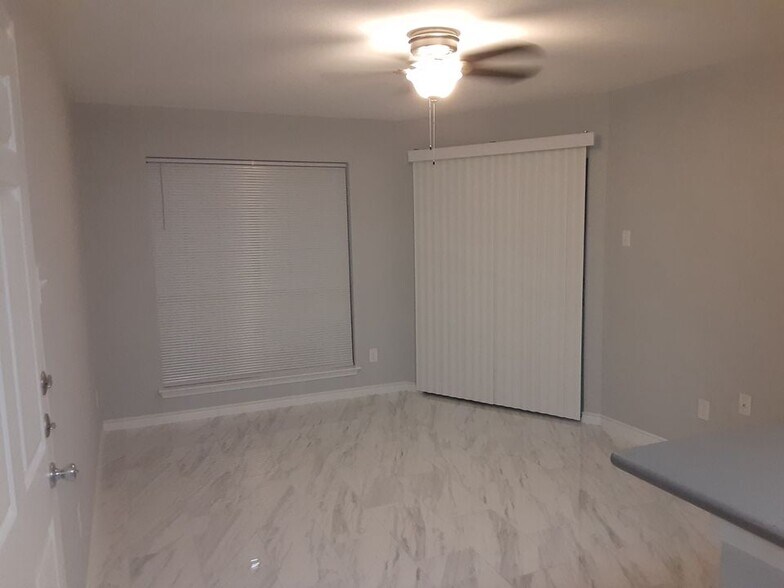 Building Photo - 18333 Roehampton Dr