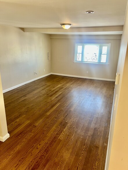 Building Photo - 105 Oak Island St